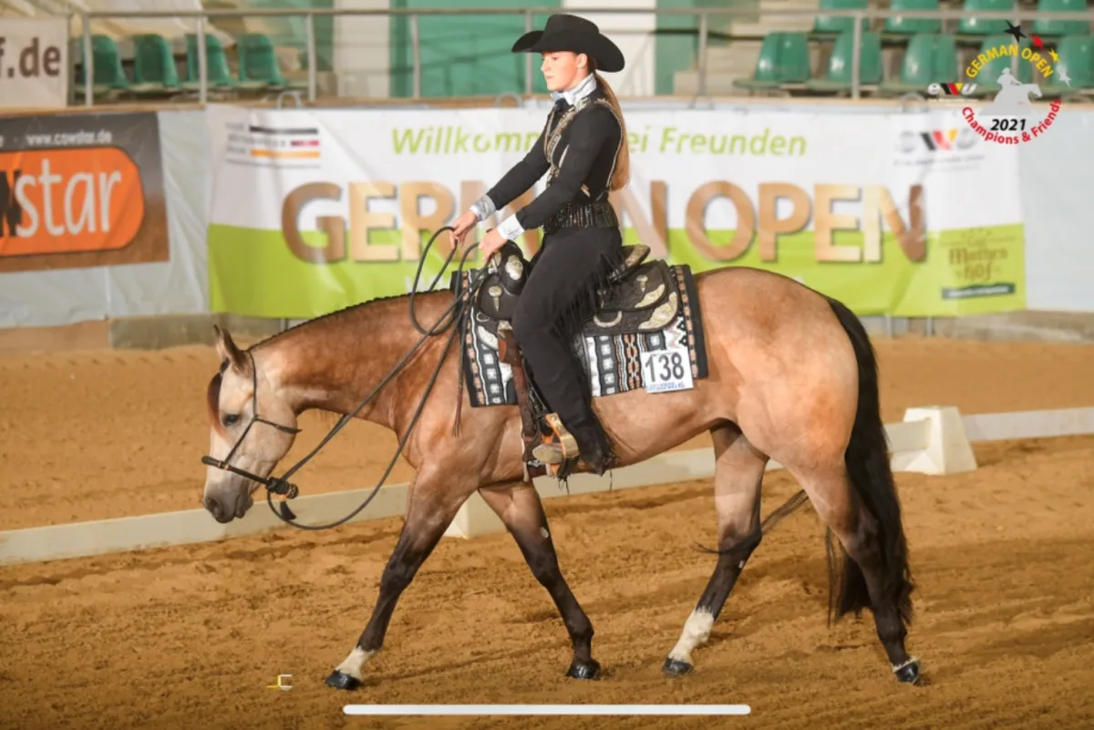Porträt von Lena Kirchner, Westernreittrainer im SaddleWorld-Trainerprogramm